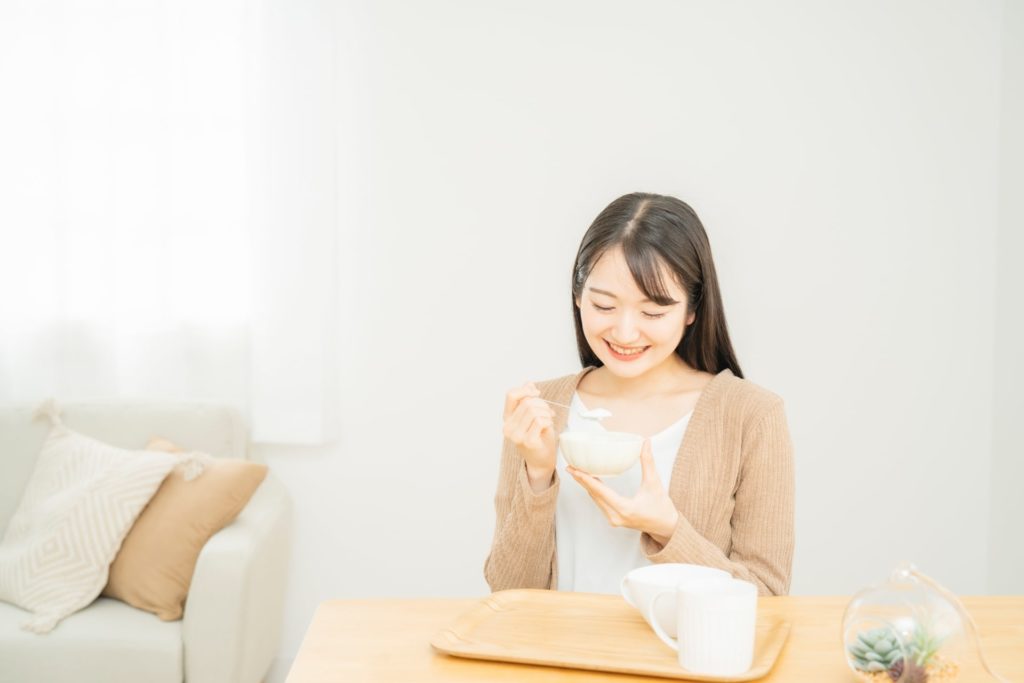 過敏性腸症候群を治すために食事改善に取り組む女性
